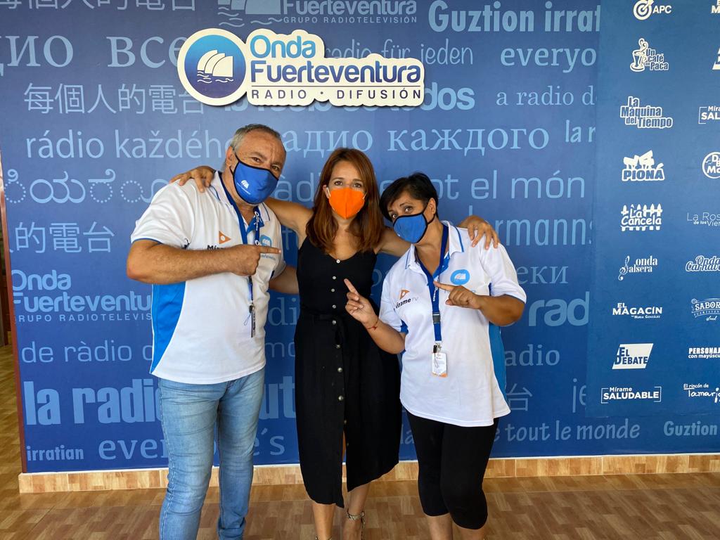 Los locutores Mapy Rivero y Juanky Mora con la directora de Onda Fuerteventura, Nuria González.