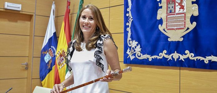 Lola García tras ser proclamada presidenta del Cabildo de Fuerteventura, el 21 de junio de 2019. | | FUSELLI