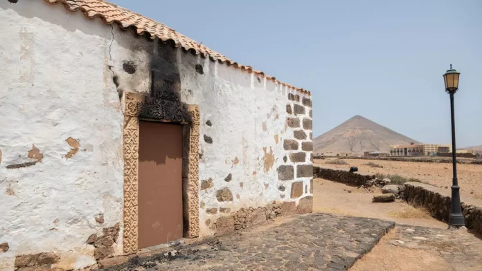 Un incendio ha causado importantes daños en la conocida como ermita de La Capellanía o Puerto Escondido, una construcción del siglo XVI ubicada en el centro del pueblo de La Oliva y declarada Bien de Interés Cultural (BIC). EFE/ Carlos de Saá