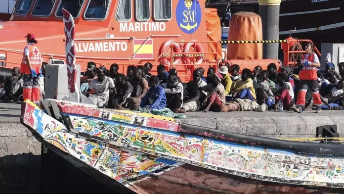 Migrantes rescatados tras llegar a Los Cristianos en una imagen de archivo. / ONDA FUERTEVENTURA