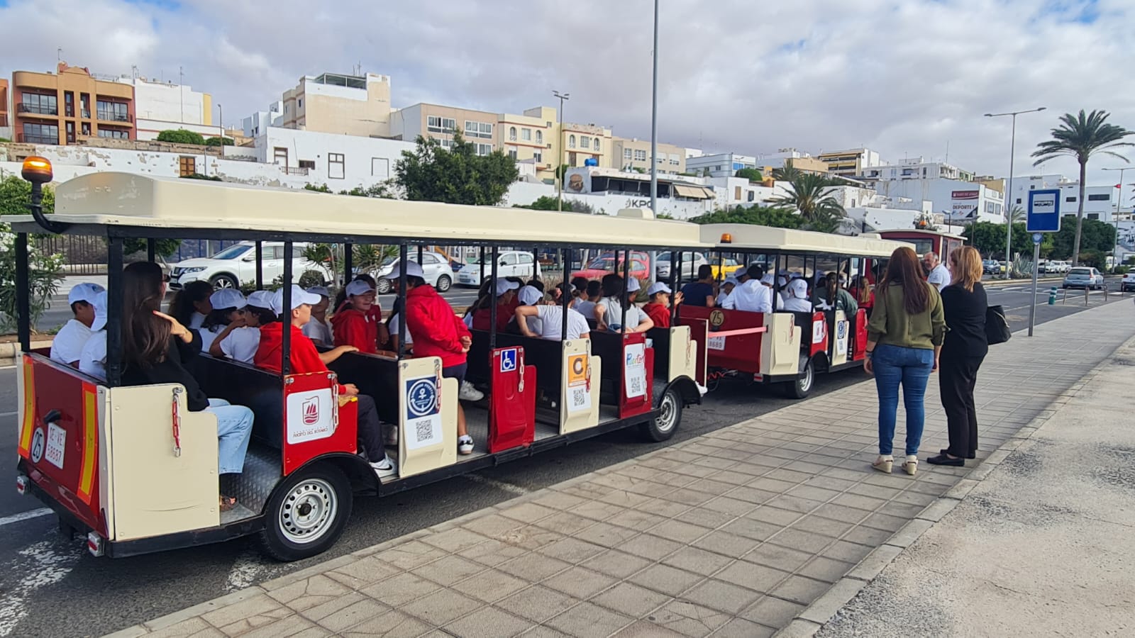 Students from Puerto del Rosario Explore Their City on the ‘Discover Puerto’ Tourist Train