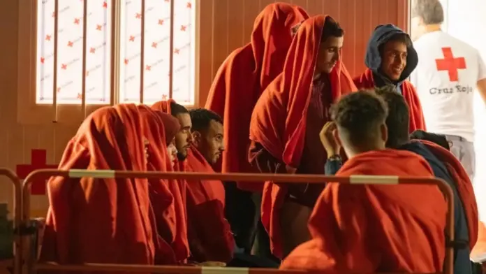 Migrantes rescatados de una patera en alta mar por Salvamar Izar son trasladados al muelle de Gran Tarajal en Fuerteventura. EFE/Carlos de Saá